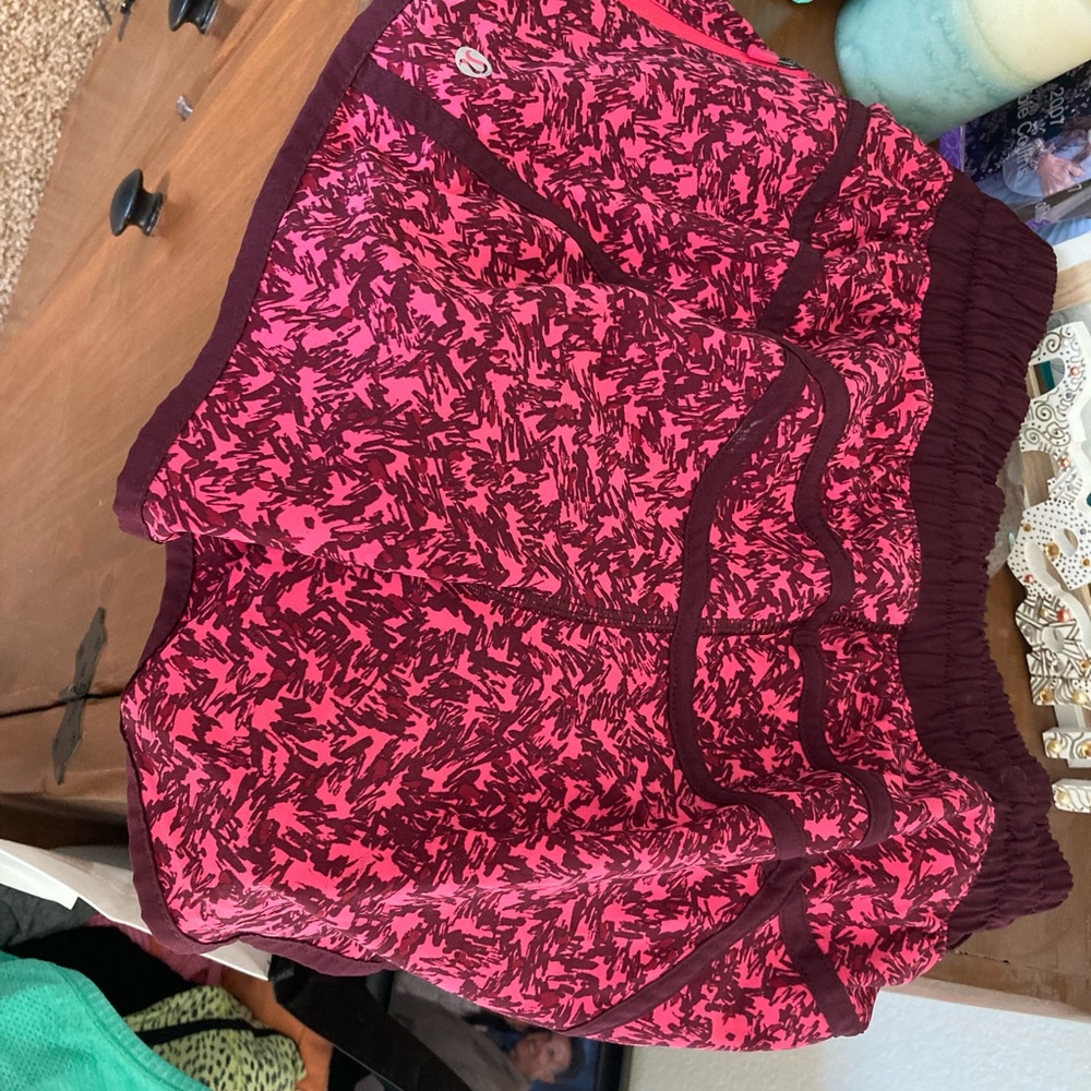 Lululemon tracker shorts size 4 plum print